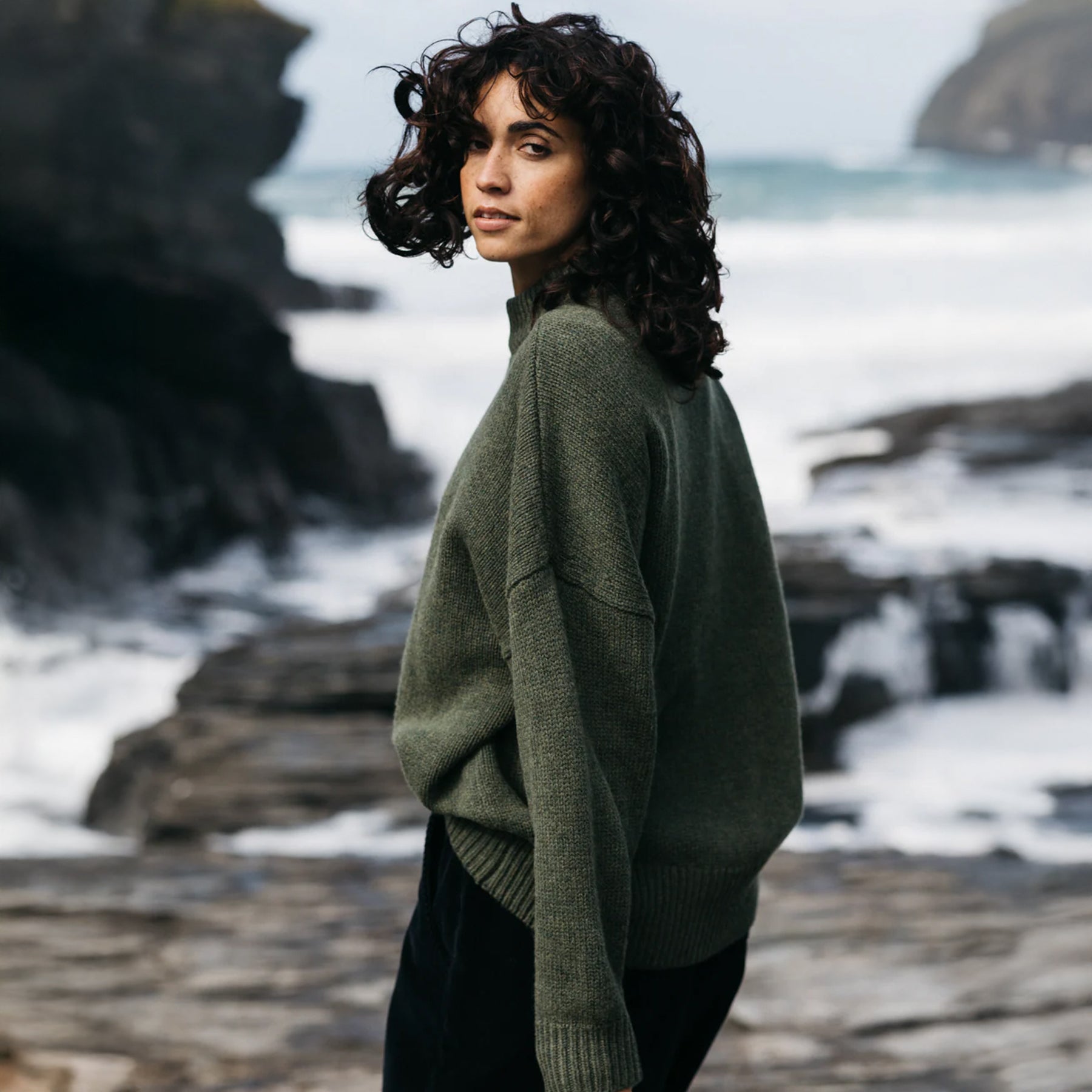 STONE  JUNIOR オリーブグリーン トレーナー Finisterre Women's Eyre Crew Neck Jumper in Olive – Jupiter and Main